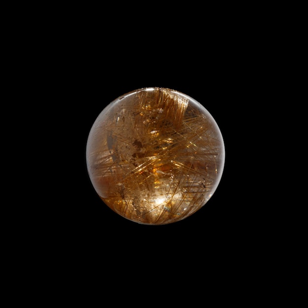 Boule de quartz avec rutile sur fond noir