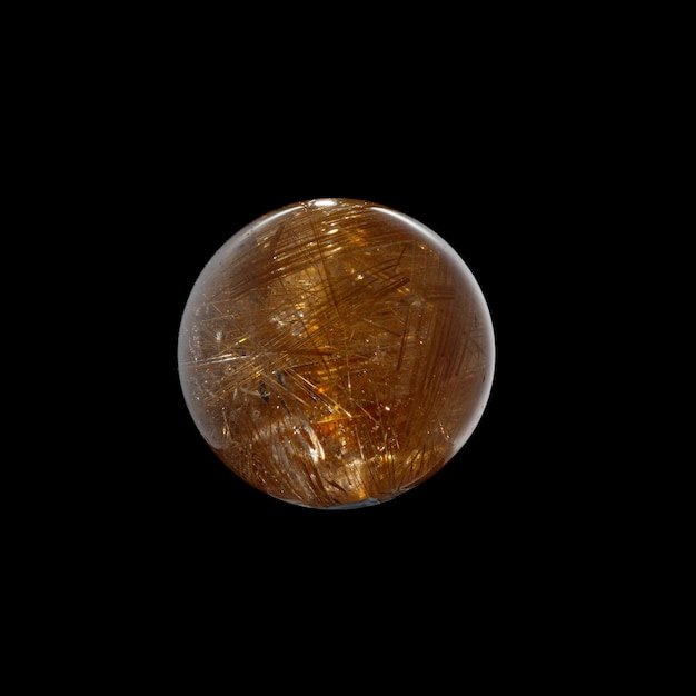 Boule de quartz avec rutile sur fond noir