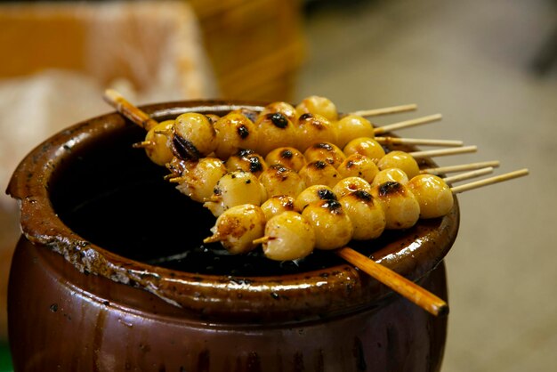 Photo boule de riz collant grillée dans un kiosque de rue nourriture traditionnelle japonaise mochi