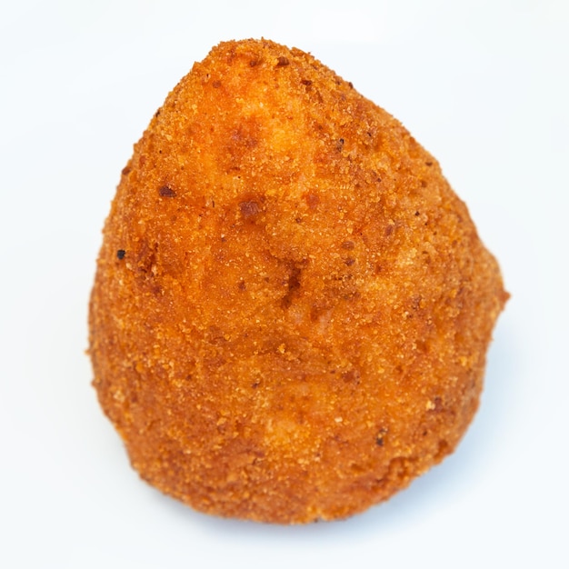 Une boule de riz farcie à la viande arancini sur assiette