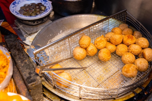 Boule de taro frite taïwanaise au marché de rue