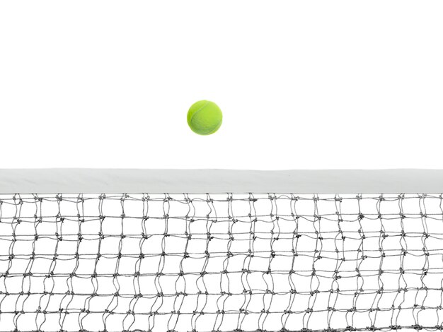 Photo boule de tennis volant au-dessus du filet sur un fond blanc