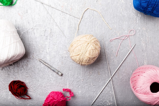 Boule à tricoter multicolore et aiguilles