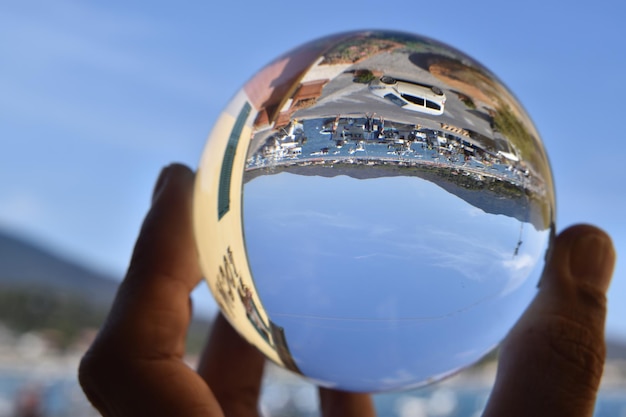 Une boule de verre avec le mot marina dessus