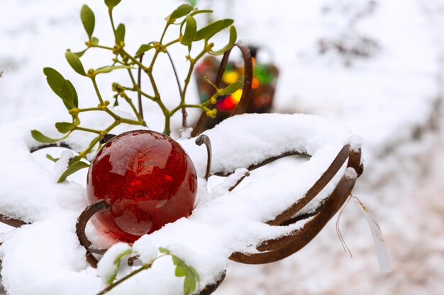 boule de verre de noël rouge sur la neige