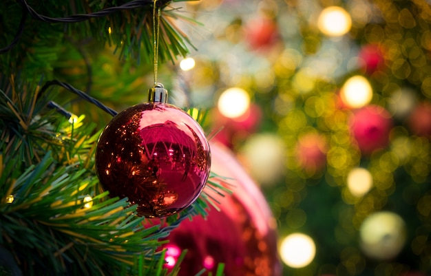 Boule de verre rouge sur l&#39;arbre de Noël. Concept de nouvel an et de Noël