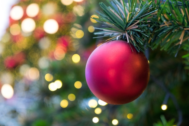 Boule de verre rouge sur l&#39;arbre de Noël. Concept de nouvel an et de Noël