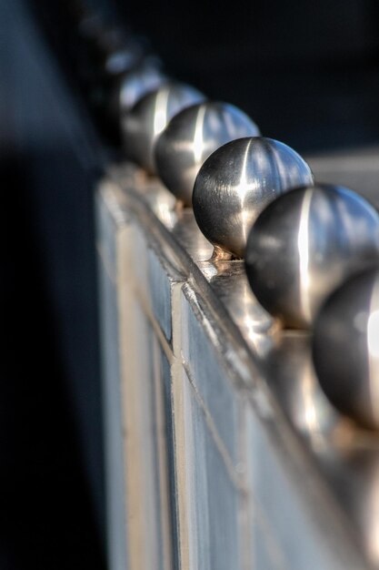 Photo boules d'acier mat comme balustrade brillante et décorative et éléments de conception avec un accent sélectif élégant