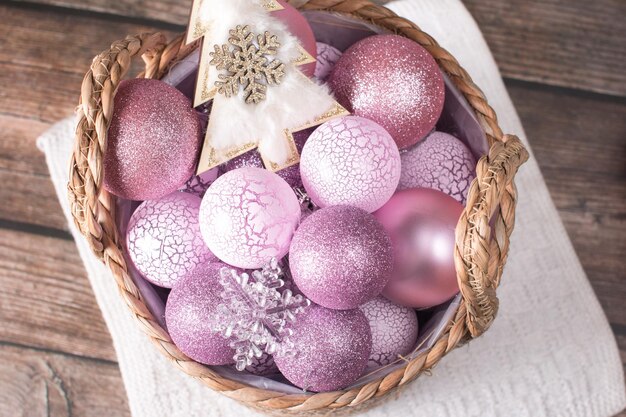 Boules d'arbre de Noël dans un panier Décoration pour Noël