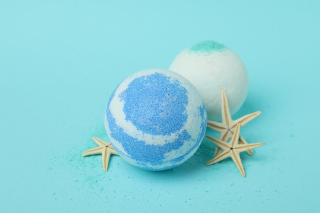 Boules de bain et étoiles de mer sur fond bleu