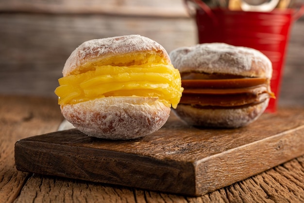 Boules berlinoises Pain fourré à la crème pâtissière et nappé de sucre saupoudré