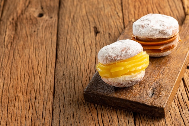 Boules berlinoises Pain fourré à la crème pâtissière et nappé de sucre saupoudré