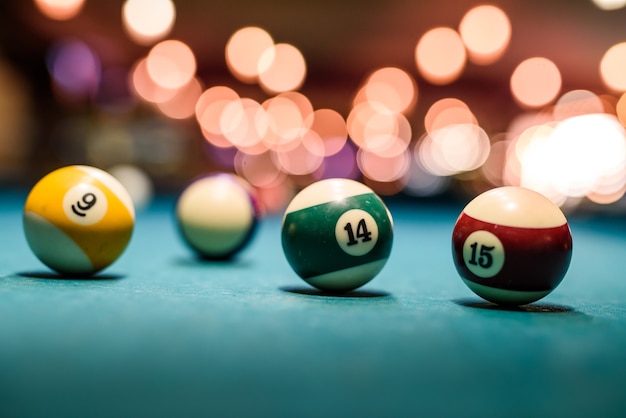 Boules de billard colorées sur table close up