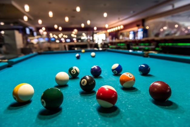 Boules de billard colorées sur table en pub