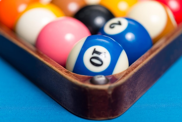 Boules de billard dans le rack