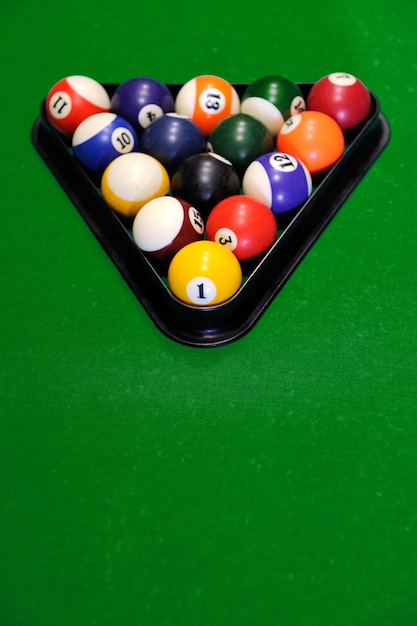 Boules de billard dans une table de billard verte