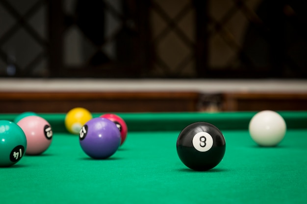 Boules de billard dans une table de billard.