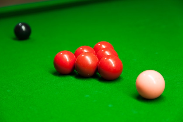 Boules de billard sur une table.