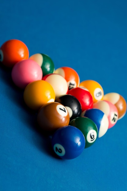 Boules de billard sur tissu bleu