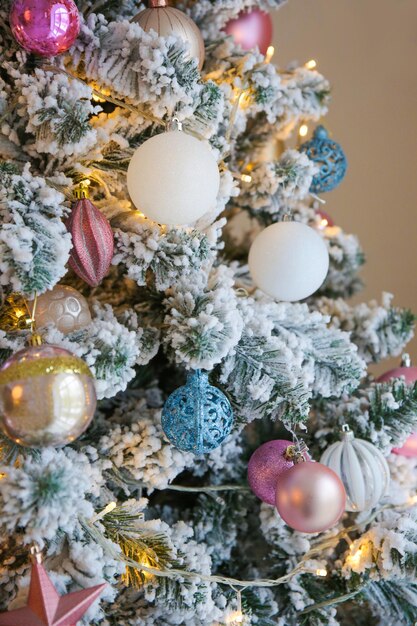 boules blanches sur un arbre de Noël décoré