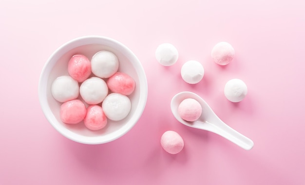 Boules de boulettes Tang Yuansweet une cuisine traditionnelle pour le solstice d'hiver de Midautumn Dongzhi et la nourriture du nouvel an chinois sur fond pastel