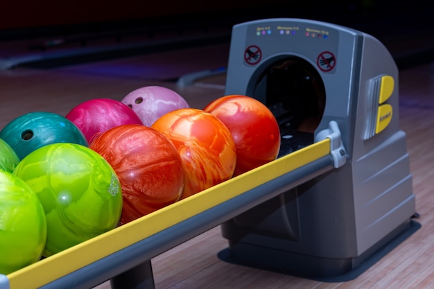 Photo boules de bowling colorées sur un stand dans un club de bowling