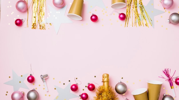 Boules brillantes avec des guirlandes sur la table