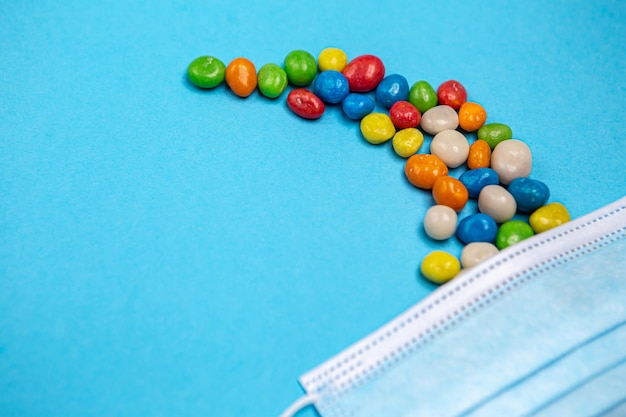 Boules brillantes multicolores savoureuses assorties chaotiquement dispersées pendant les vacances de pâques