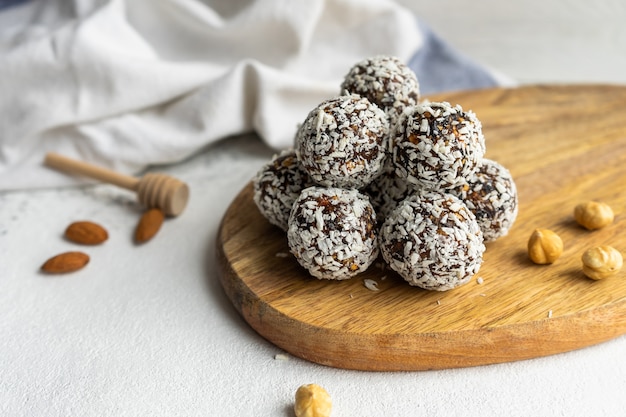 Boules de cacao cru aux flocons de noix de coco