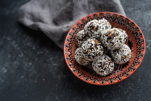 Boules de cacao cru aux flocons de noix de coco