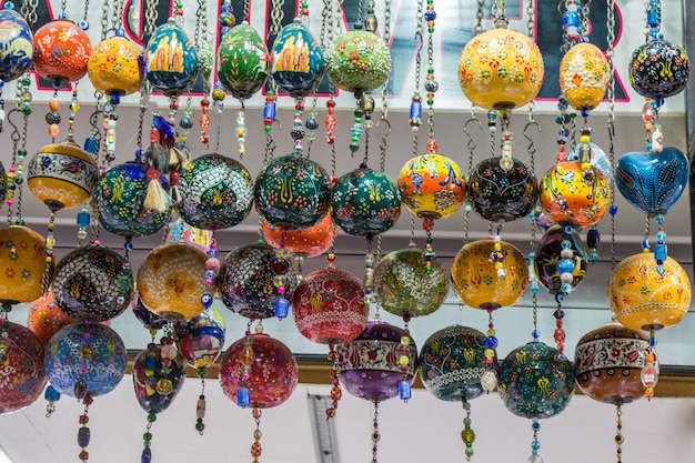 Boules en céramique turques colorées comme souvenirs