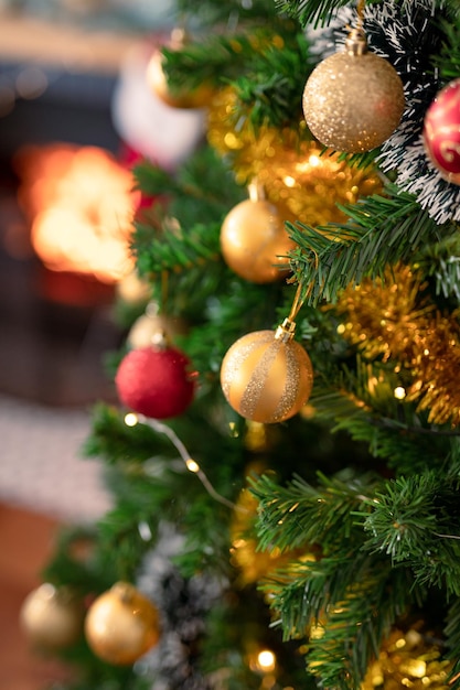 Boules, chaînes et autres décorations accrochées au sapin de Noël. Noël, fête et tradition à la maison.