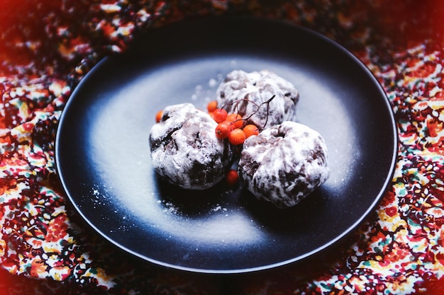 Boules de chocolat avec baies de frêne sur fond de tissu