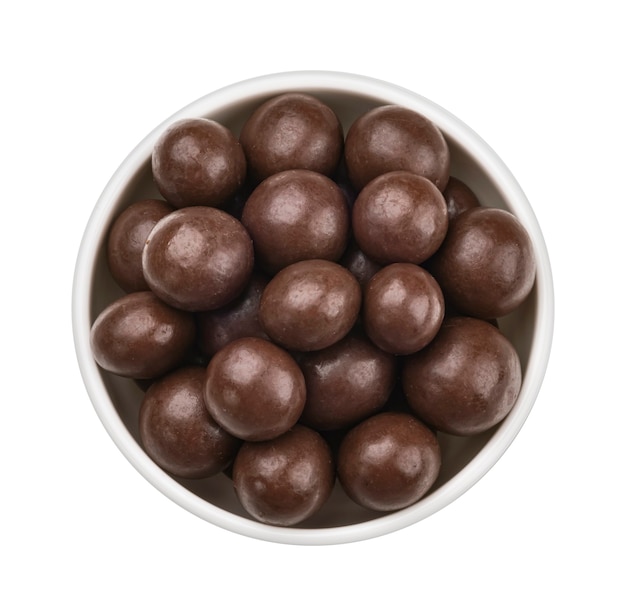 Boules de chocolat dans un bol isolé sur fond blanc