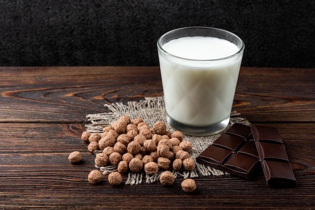 Boules de chocolat séchées et verre au lait