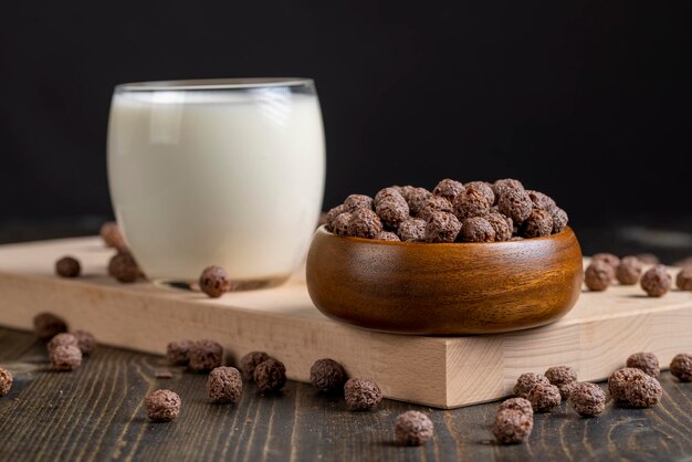 Les boules de chocolat sont utilisées comme petit-déjeuner sec avec l'ajout de lait ou de yaourt