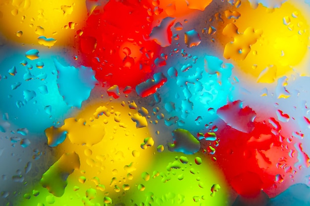 Boules colorées abstraites de liquide huileux sur une texture de fond abstraite d'arrière-plan flou