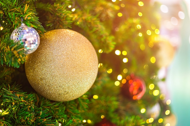 Boules colorées sur l'arbre de Noël vert