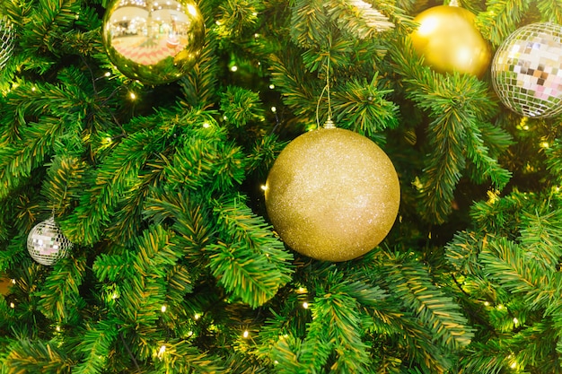 Boules colorées sur fond d&#39;arbre de Noël vert Décoration pendant Noël et nouvel an