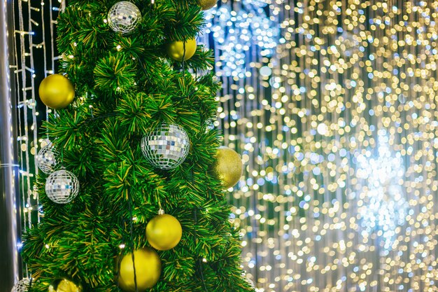 Boules colorées sur fond d&#39;arbre de Noël vert Décoration pendant Noël et nouvel an