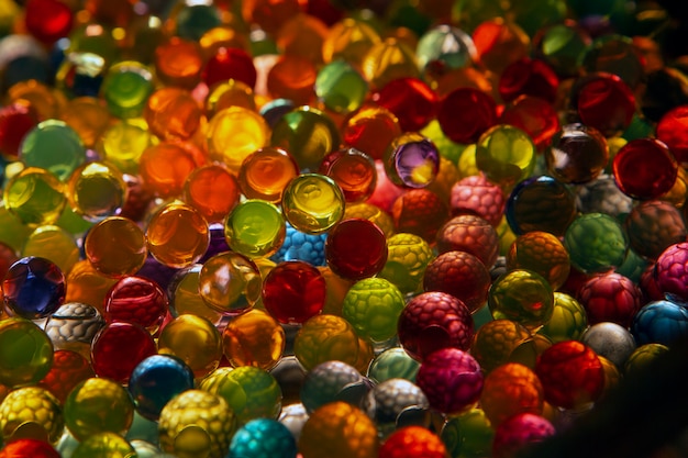 Boules colorées avec des formes de cellules à l'intérieur et illuminées qui donnent un effet unique et envoûtant