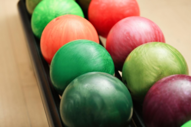 Boules colorées sur rack en gros plan du club de bowling