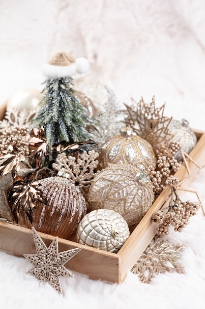 Photo boules confortables de noël doré avec fond de laine.