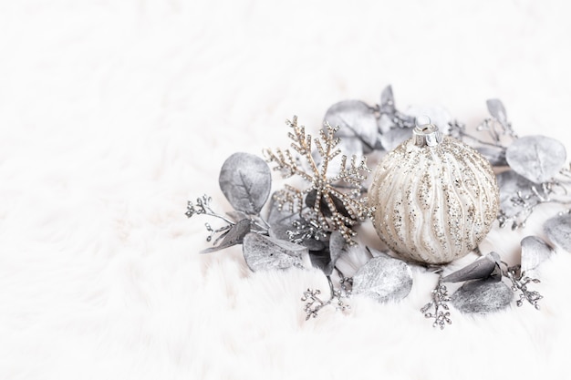 Photo boules confortables de noël doré avec fond de laine.