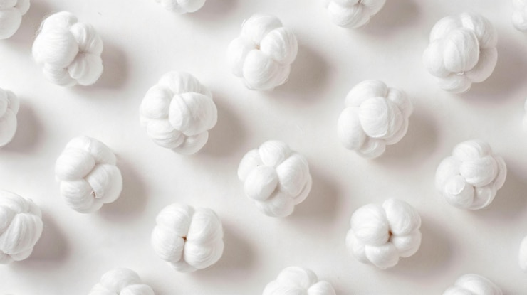 Photo boules de coton blanches sur un fond blanc