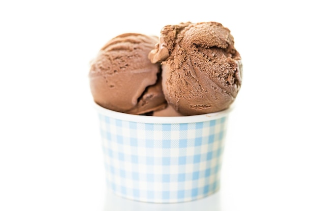 Boules de crème glacée au chocolat dans une tasse en papier.