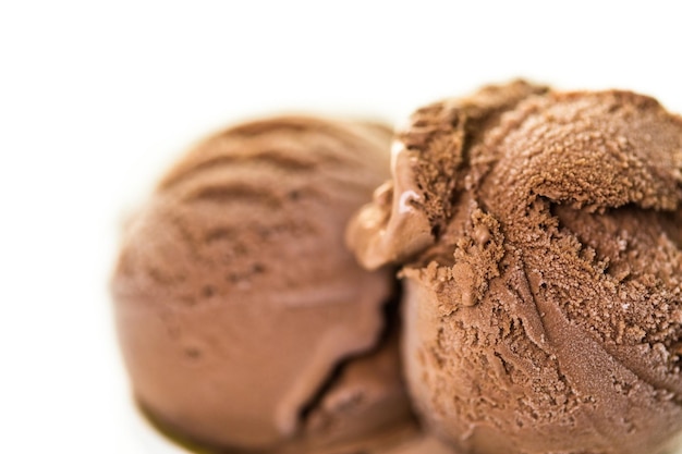 Boules de crème glacée au chocolat dans une tasse en papier.