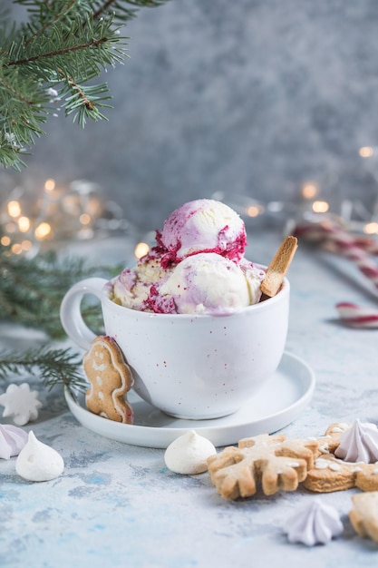 Boules de crème glacée Candy Cane dans une tasse et décor de Noël. desserts du nouvel an