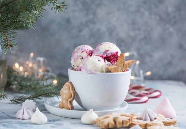 Boules de crème glacée Candy Cane dans une tasse et décor de Noël. desserts du nouvel an