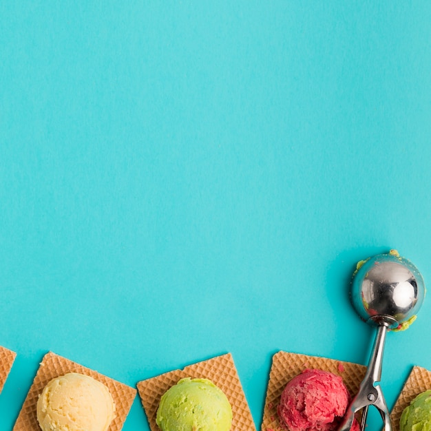 Boules de crème glacée sur des gaufres carrées